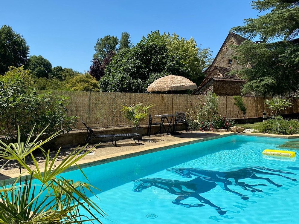 Auberge du relais d Auniac.