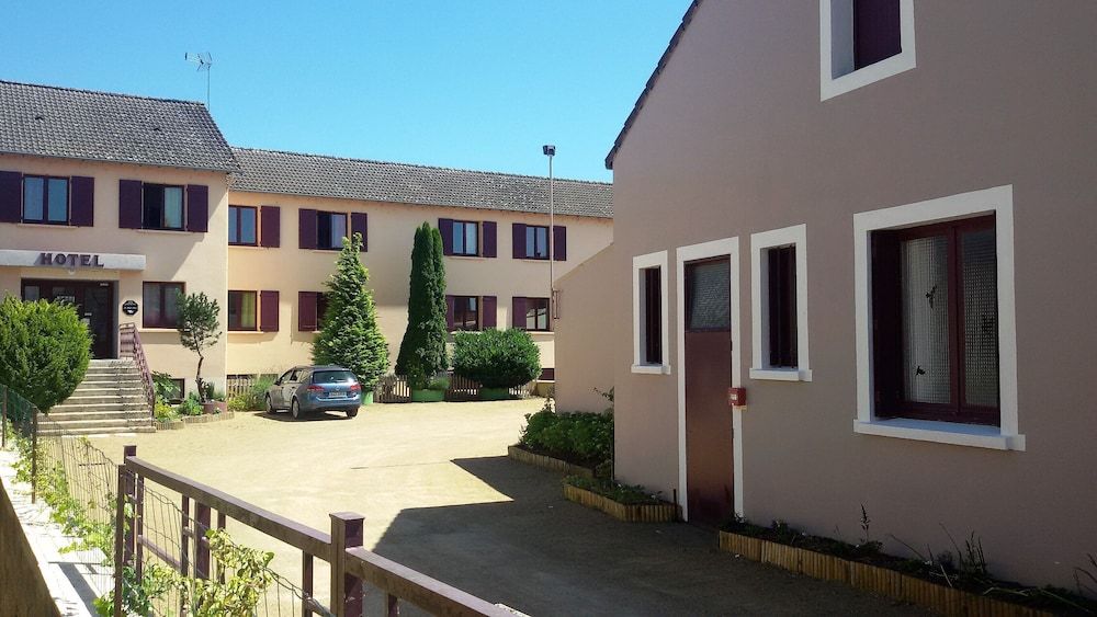 LOGIS Hôtel Le Merle Blanc.