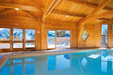 10-persoons bungalow Wooden apartment in family friendly and sunny Superdevoluy