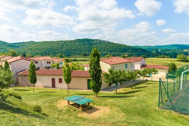 4-la personne bungalow Comfortable holiday home with a terrace nearby river the Lot