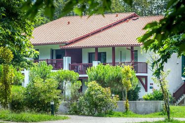 6-Personen Ferienhaus Spacious apartment with terrace surrounded by pine trees