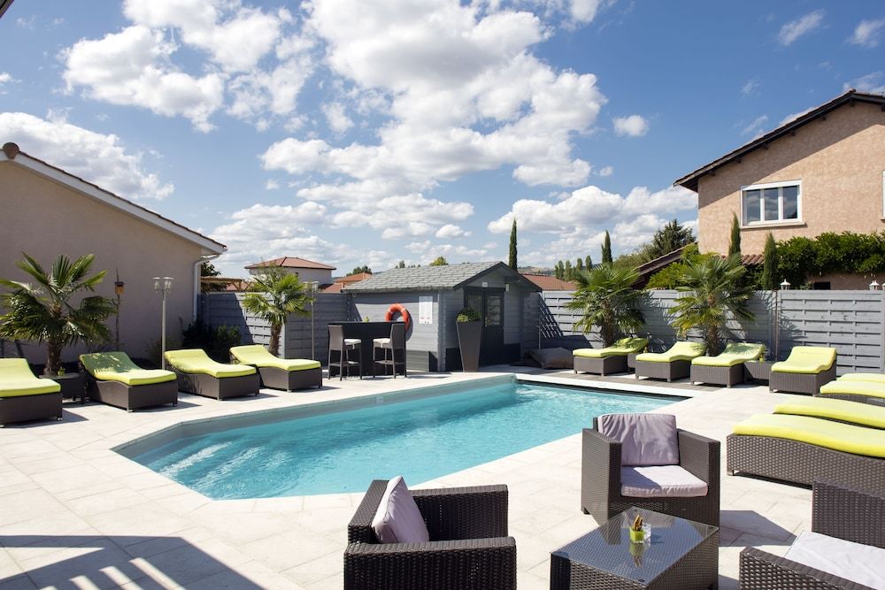 Contact Hôtels Les Pierres Dorées.