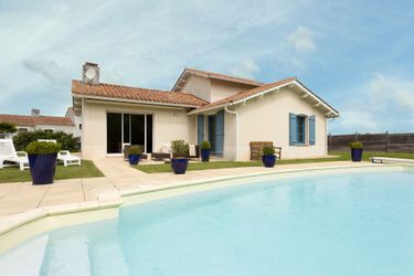 6-Personen Ferienhaus Spacious villa with private swimming pool near a golf course