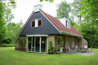 10-persoons bungalow Cozy house with garden, close to the Lemelerberg