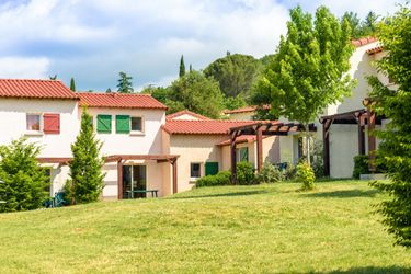 6-la personne bungalow Comfortable holiday home with a terrace nearby river the Lot