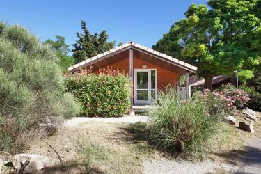 6-persoons bungalow Cozy chalet with covered terrace in green surroundings