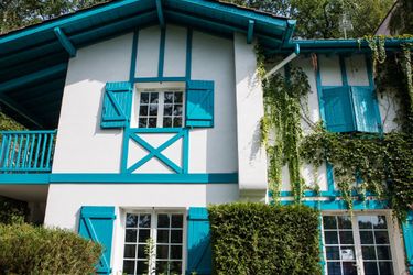 6-Personen Ferienhaus Colorful holiday home in Basque style in a green environment
