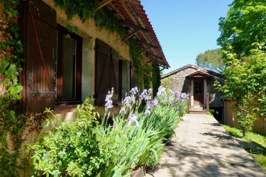 9-la personne bungalow Detached house with terrace in south Dordogne