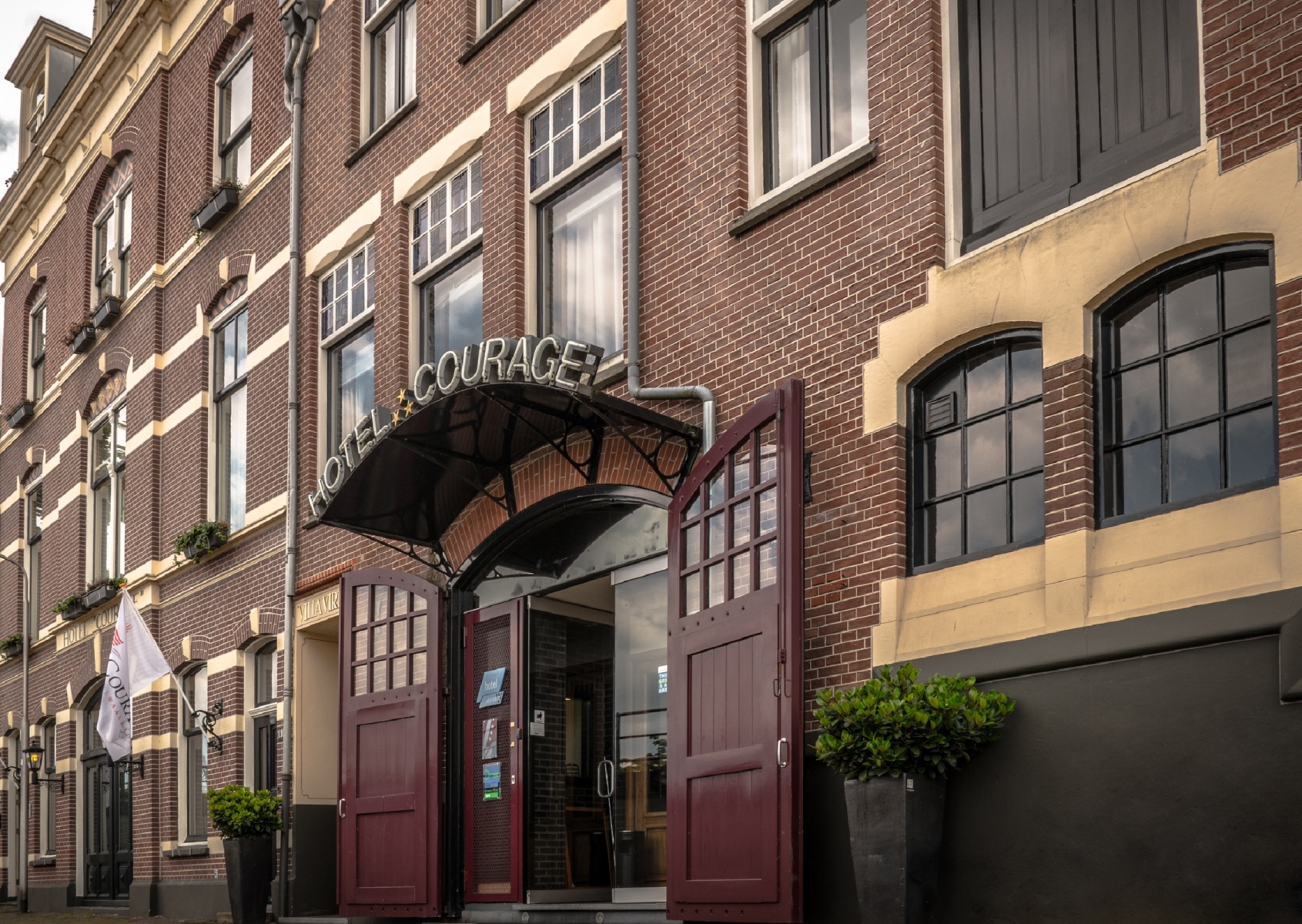 Hotel Courage Waalkade <br/>57.33 ew <br/> <a href='http://vakantieoplossing.nl/outpage/?id=6ba182f1fd2acdc42065753a9bef49cb' target='_blank'>View Details</a>