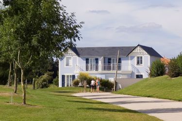 8-Personen Ferienhaus Spacious villa with a private pool on a golf course in Loire