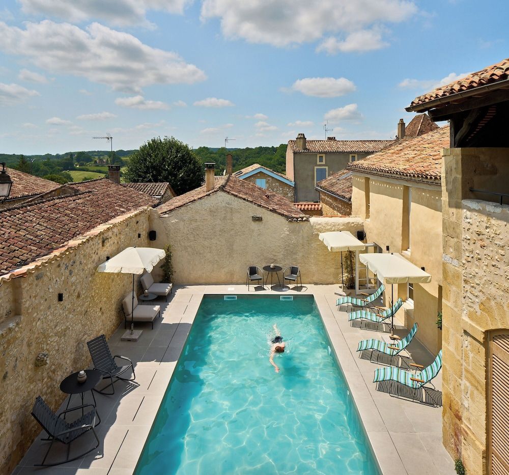 Hotel Le Chevalier Bleu.