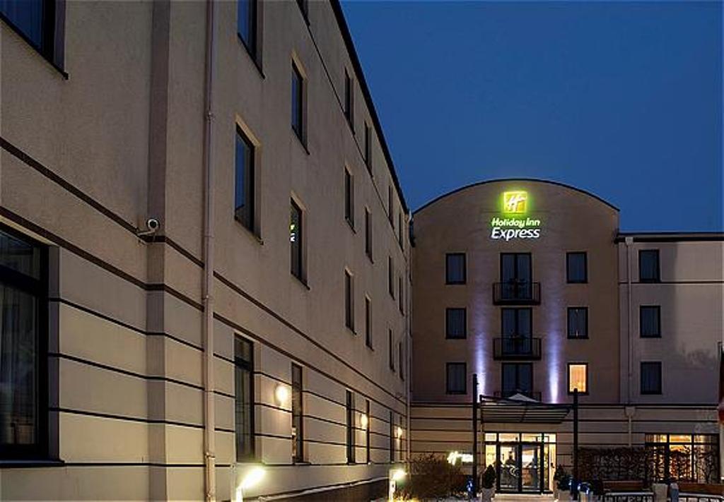 Holiday Inn Express Dortmund <br/>55.56 ew <br/> <a href='http://vakantieoplossing.nl/outpage/?id=6564217a1f731de8eeac5b2741f22b5b' target='_blank'>View Details</a>