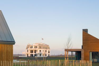 4-persoons bungalow Modern penthouse, 2 bath rooms close to Lake Veere