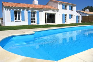 8-persoons bungalow Spacious villa with a private pool on a golf course in Loire