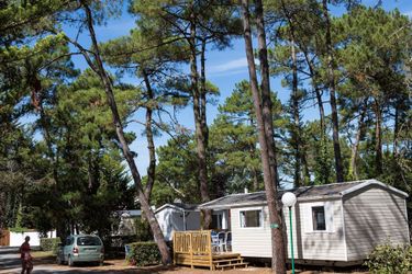 5-persoons bungalow Comfortable mobile home with porch, located near the beach