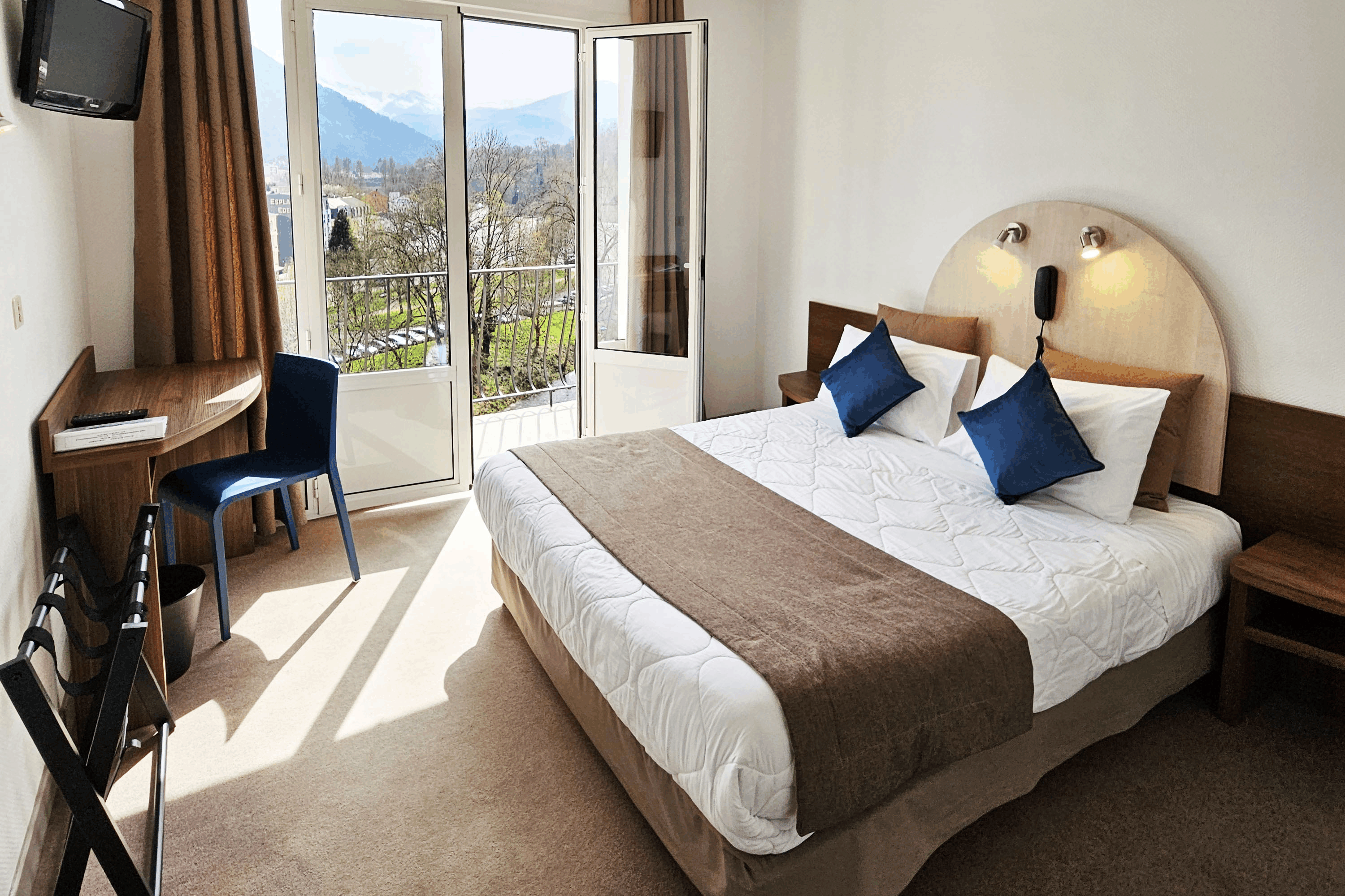 Adonis Lourdes Notre Dame De la Sarte.