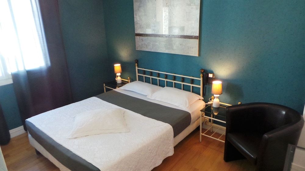 Hôtel Le Cambronne.