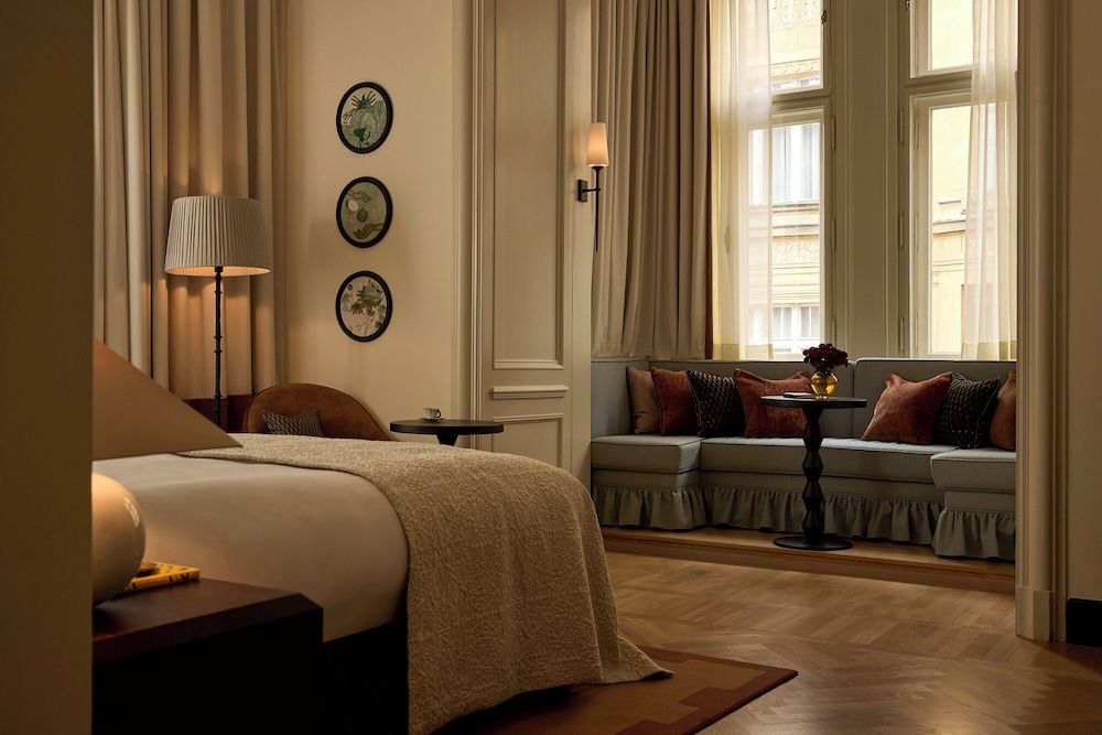 Sir Prague, part of Sircle Collection