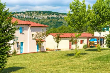 8-persoons bungalow Comfortable holiday home with a terrace nearby river the Lot