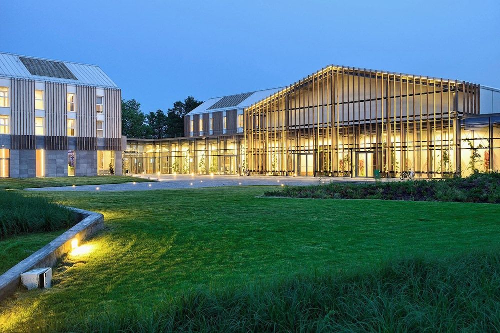 Pa?ac i Folwark ?ochów