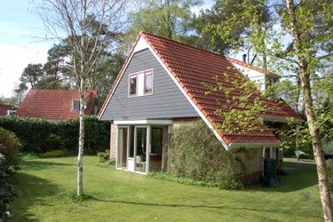 6-persoons bungalow Cozy holiday home with garden, near De Lemelerberg