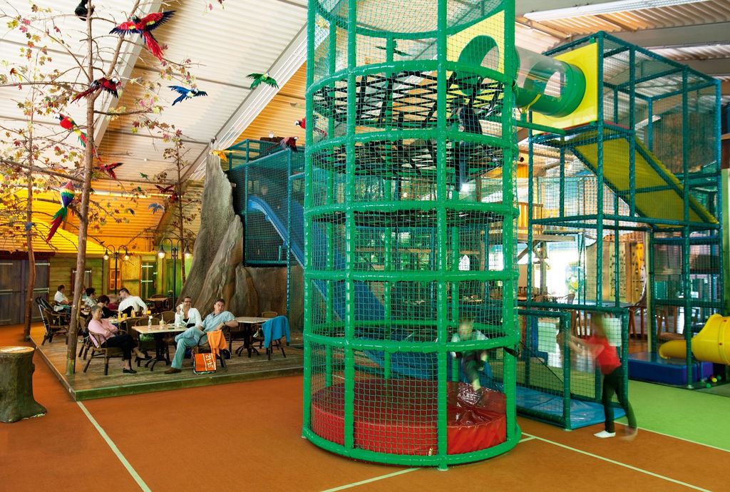 Vakantiepark met binnenspeeltuin / indoor speelparadijs - Reisliefde