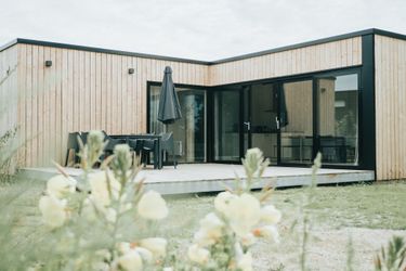 6-Personen Ferienhaus Modern chalet with terrace not far from the beach in Ouddorp