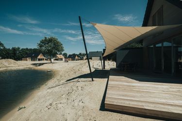 6-persoons bungalow Luxurious home with a beautiful outdoor space near the beach