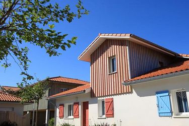 10-la personne bungalow Well-kept home with a terrace near the beach