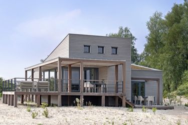 4-persoons bungalow Luxurious villa with a nice deck, in nature reserve De Punt