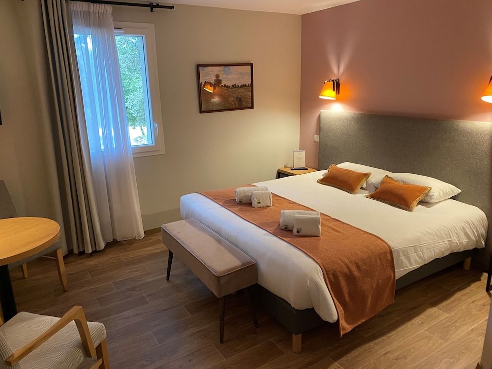 Logis Hôtel La Bastide de Grignan & Restaurant La Chênaie.