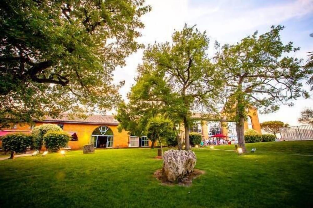 Les Ecuries de la Tour.