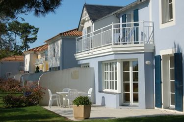 5-persoons bungalow Charming apartment with dishwasher located at a golf course