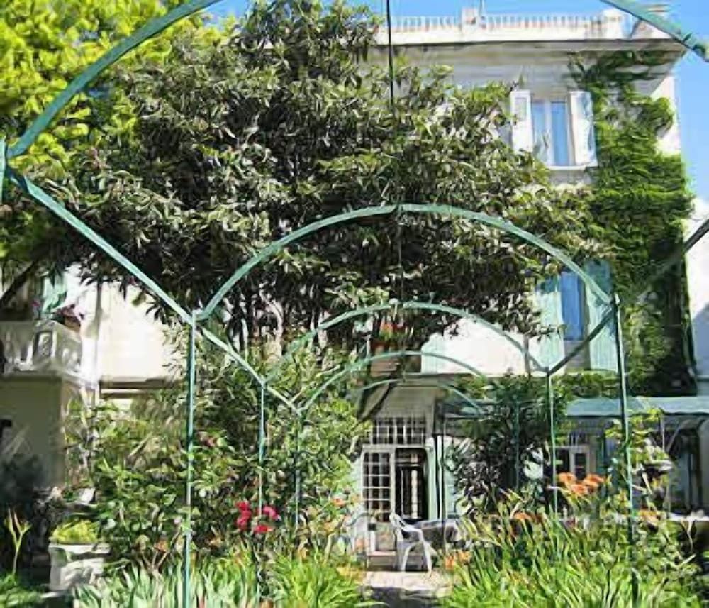 Au St Roch Hotel et Jardin.