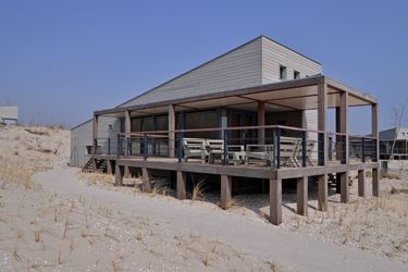 6-persoons bungalow Luxurious villa with a nice deck, in nature reserve De Punt