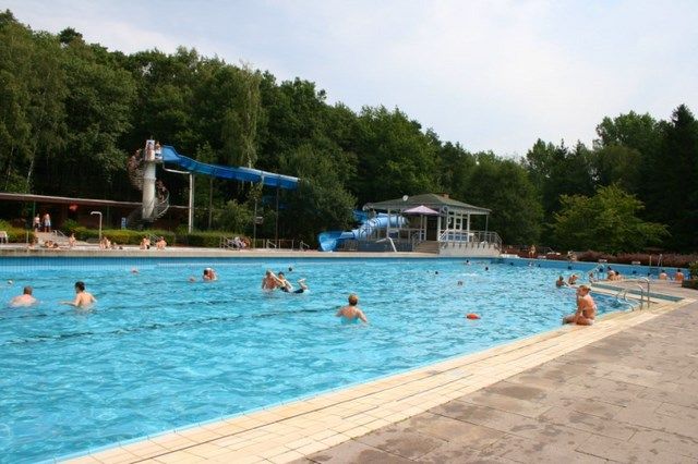 Binnen En Buitenzwembad Vakantiepark De Luttenberg Overdekt Zwembad Buitenbad Zwembaden
