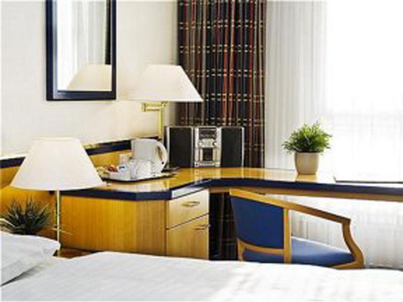 Holiday Inn Hamburg <br/>61.11 ew <br/> <a href='http://vakantieoplossing.nl/outpage/?id=60f4ca859c3f7a24ce0af41d5e7a58bd' target='_blank'>View Details</a>