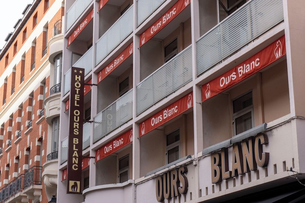 Ours Blanc - Place Victor Hugo