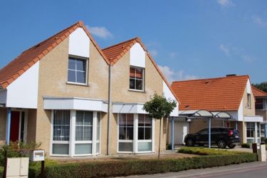 6-persoons bungalow Spacious holiday home with a garden, at 800 m. from the sea