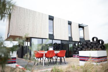 6-persoons bungalow Modern, trendy F1 theme lodge, just 100 m. from the sea