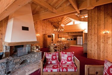 12-persoons bungalow Cozy apartment with a fireplace in a child-friendly village