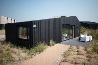 4-persoons bungalow Modified, modern lodge, at just 100 m. from the beach
