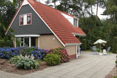6-persoons bungalow Nice Holiday Home in Lemele with a Spacious Garden