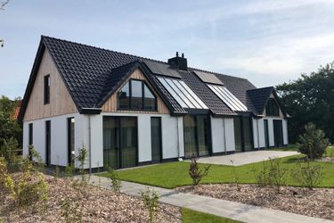 6-Personen Ferienhaus Semi-detached, luxury villa with 3 bathrooms, sea at 400 m.