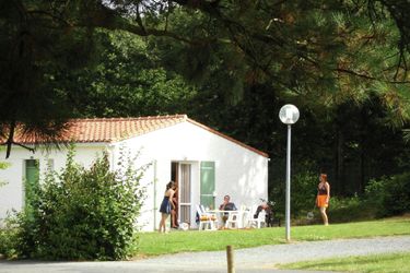 4-persoons bungalow Semi-detached bungalow with microwave, in the great Vendée