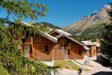 6-persoons bungalow Wooden apartment in family friendly and sunny Superdevoluy