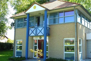 6-persoons bungalow Spacious holiday home with a garden, at 800 m. from the sea