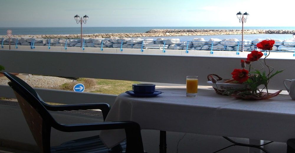 Hôtel Le Dauphin Bleu.