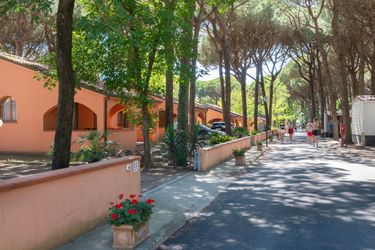 6-persoons bungalow Spacious Bungalow in the heart of Adriatic Riviera with Pool