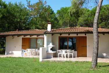 4-person cottage Semi-detached bungalow with terrace not far from the sea